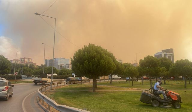 İzmir Karşıyaka'da 14 saattir süren yangın devam ediyor