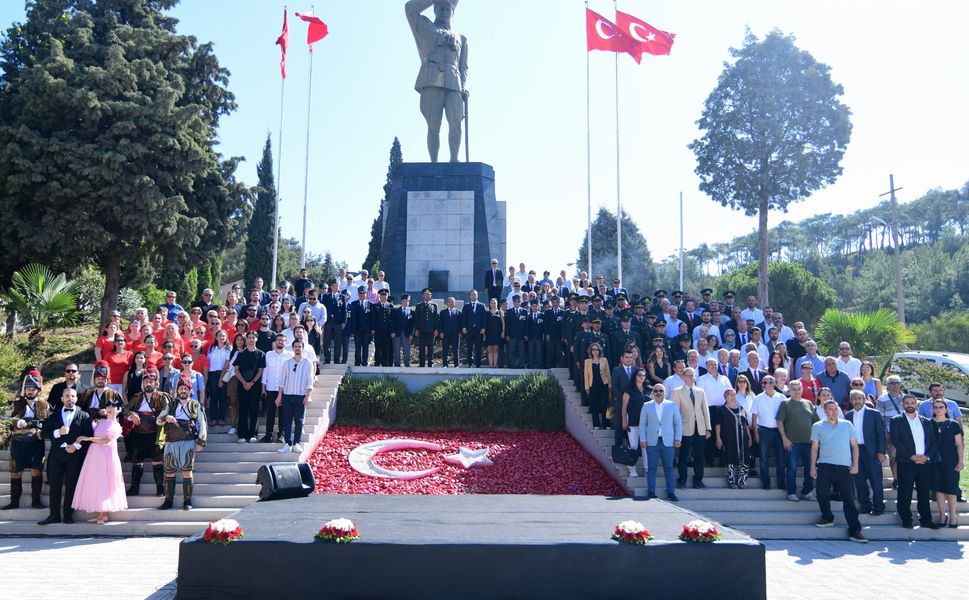 Bornova'da 9 Eylül şehitlere saygı ve kurtuluş ruhu ile kutlandı