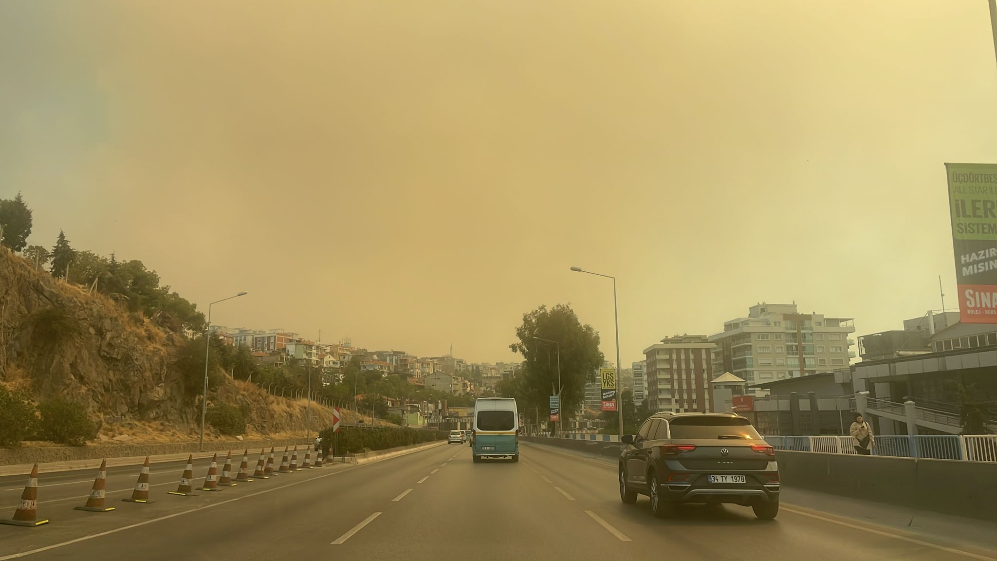 İzmir Karşıyaka'da 14 Saattir Süren Yangın Devam Ediyor0